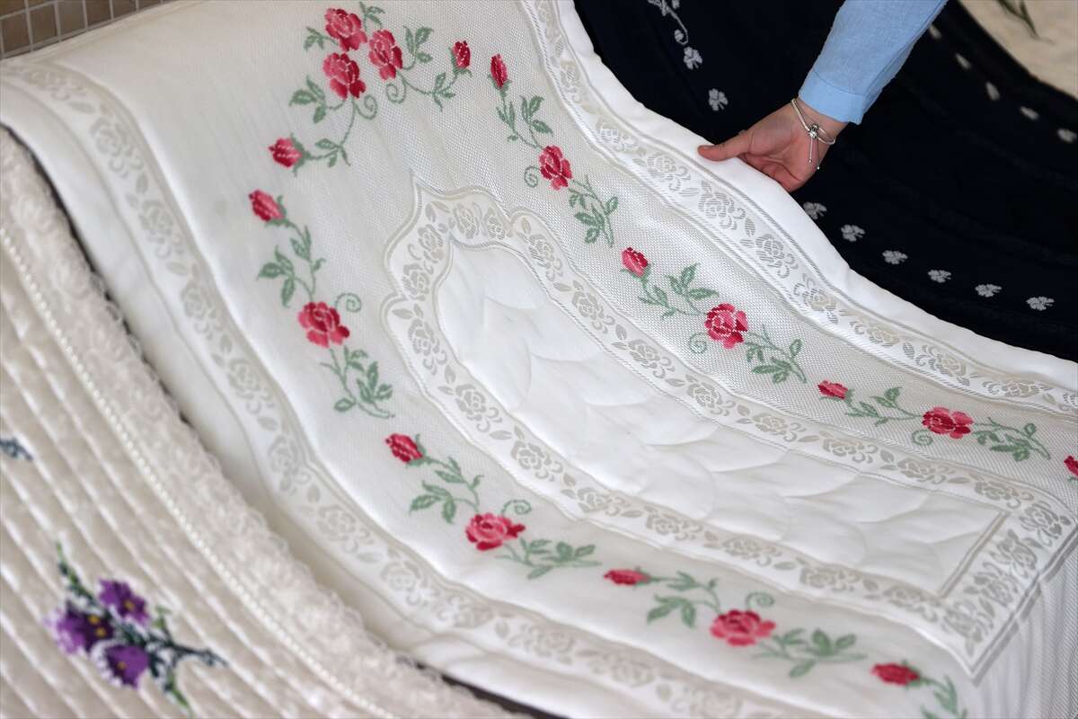 Konya’da İHL öğrencilerinin işledikleri seccadeler Gazze için umut olacak 5